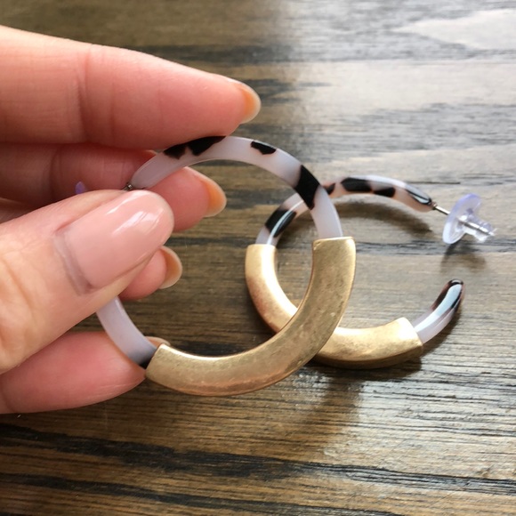 Tortoise Resin and Gold Hoops - Picture 5 of 5